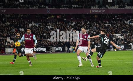 London, Großbritannien. Dezember 2024. Diogo Jota aus Liverpool erzielt sein Team fünfter Treffer. Premier League Spiel, West Ham Utd gegen Liverpool im London Stadium, Queen Elizabeth Olympic Park in London am Sonntag, 29. Dezember 2024. Dieses Bild darf nur für redaktionelle Zwecke verwendet werden. Foto nur für redaktionelle Verwendung von Sandra Mailer/Andrew Orchard Sportfotografie/Alamy Live News Credit: Andrew Orchard Sportfotografie/Alamy Live News Stockfoto