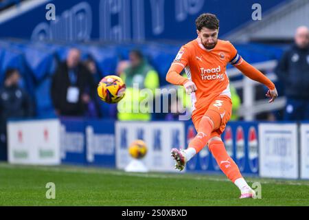 James Ehemann von Blackpool gibt den Ball während des Sky Bet League 1 Spiels Birmingham City gegen Blackpool im St. Andrew's @ Knighthead Park, Birmingham, Großbritannien, 29. Dezember 2024 (Foto: Craig Thomas/News Images) in , am 29.12.2024. (Foto: Craig Thomas/News Images/SIPA USA) Stockfoto