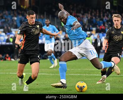 Neapel, Italien. Dezember 2024. Romelu Lukaku (C) spielt bei einem Fußballspiel der Serie A zwischen Neapel und Venezia am 29. Dezember 2024 in Neapel, Italien. Quelle: Alberto Lingria/Xinhua/Alamy Live News Stockfoto