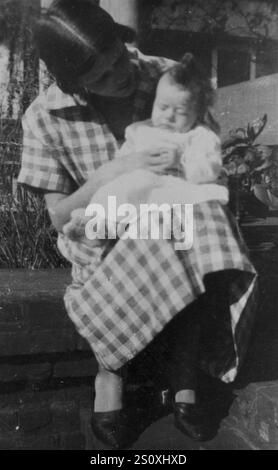 Atlanta, Usa. Dezember 2024. James 'Jimmy' Earl Carter Jr. wurde am 1. Oktober 1924 als Sohn von James Earl und Lillian Carter geboren. Auf diesem Foto ist er einen Monat alt in den Armen seiner Mutter. Carter, der 39. Präsident der Vereinigten Staaten, Empfänger des Friedensnobelpreises, Rechtsaktivist, Professor und Lehrer der Sonntagsschule, starb am Sonntag, den 29. Dezember 2024. Er war 100. Handout Foto über das Carter Center/UPI Credit: UPI/Alamy Live News Stockfoto