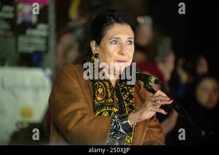 Tiflis, Georgien. Dezember 2024. Der georgische Präsident Salome Zourabichvili sprach in der 25. Nacht in Folge von Demonstrationen nach einer umstrittenen Wahl vor dem parlament in Tiflis an Demonstranten. Als sich ihre Amtszeit dem Ende nähert, weigert sie sich, zurückzutreten, indem sie Wahlmanipulation anführt und neue, faire Wahlen fordert. Unterdessen hielt die georgische Traumpartei unter dem Vorwurf der Wahlmanipulationen eine von der Opposition boykottierte Parlamentswahl ab, bei der Michail Kavelaschwili als designierten Präsidenten nominiert wurde. Premierminister Irakli Kobakhidse, Georgiens Traum, deutete auf die mögliche Schramme von Zourabichvili an Stockfoto