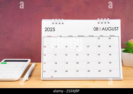 September 2025 weißer Kalender und Taschenrechner mit Stift auf dem Tisch. Stockfoto