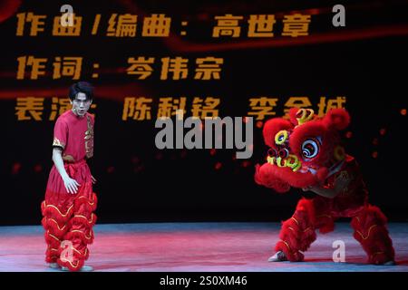 Die Interpreten führen den ausgewählten Auszug aus dem Original-Musical „Löwenjunge“ auf. Guangzhou, China, 28. Dezember 2024. Die Pressekonferenz des 5. Chinesischen Theaterfestivals im Großraum der Bucht findet am 28. Dezember 2024 in Guangzhou, der Hauptstadt der südchinesischen Provinz Guangdong, statt. Das Festival fand erstmals von März bis Mai 2025 gemeinsam in Macau, Hongkong und Guangzhou statt. Während des Festivals wurden 11 Stücke, darunter Dramen, Lieder und Tanz, Yue-Oper und Kantonesische Oper, aufgeführt. Quelle: Chen Chuhong/China News Service/Alamy Live News Stockfoto