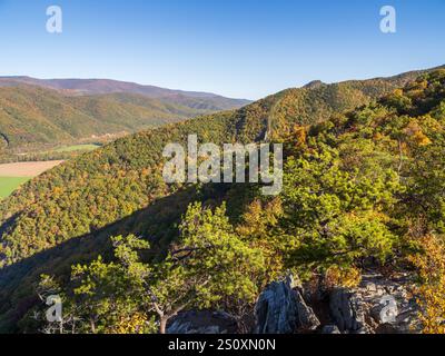 Vom Gipfel der Seneca Rocks aus erwachen die atemberaubenden Berge von West Virginia mit den lebhaften Farben des Herbstes zum Leben und bieten eine spektakuläre Jahreszeit Stockfoto