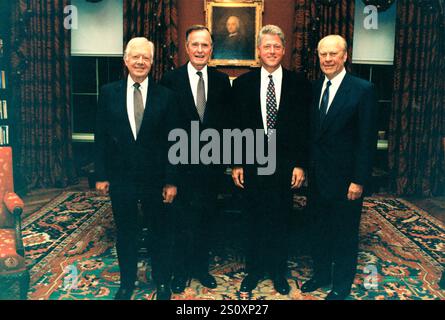 US-Präsident Bill Clinton, Mitte rechts, posiert für ein Gruppenfoto mit den ehemaligen US-Präsidenten Jimmy Carter, links, George HW Bush, Mitte links, und Gerald R. Ford, rechts, am 13. September 1993 im Weißen Haus in Washington, DC. Die Staats- und Regierungschefs versammelten sich im Weißen Haus zur Unterzeichnung des Nahost-Vertrags, auch bekannt als Oslo 1, und zum Auftakt des nordamerikanischen Freihandelsabkommens, auch bekannt als NAFTA, am nächsten Tag. Kredit: Weißes Haus über CNP Stockfoto