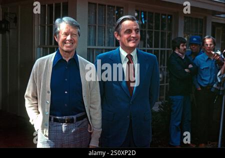 Der designierte US-Präsident Jimmy Carter (links) und der US-Vizepräsident Walter Mondale (rechts) treffen sich in Plains (Georgia) vor einer Pressekonferenz nach den Wahlen am 4. November 1976. Quelle: Benjamin E. „Gene“ Forte/CNP Stockfoto