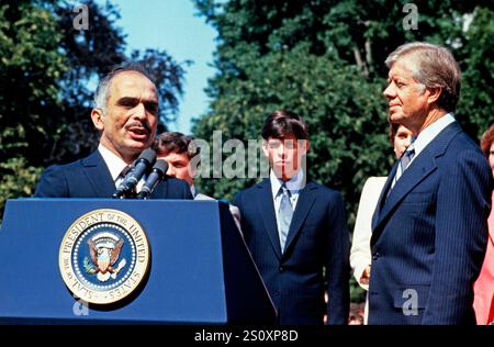 König Hussein I. von Jordanien, links, nimmt Bemerkungen vor, als er am 17. Juni 1980 von US-Präsident Jimmy Carter, links, und First Lady Rosalynn Carter und rechts bei einer Zeremonie zur Ankunft des Staates auf dem South Lawn des Weißen Hauses in Washington, DC, begrüßt wird. Im Zentrum im Hintergrund steht Prinz Faisal bin Hussein Kredit: Benjamin E. 'Gene' Forte/CNP Stockfoto