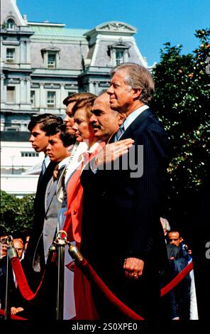 US-Präsident Jimmy Carter, rechts, König Hussein I. von Jordanien, zweite rechts, und First Lady Rosalynn Carter, dritte rechts, stehen auf der Bühne, als die Nationalhymne am 17. Juni 1980 während einer Ankunftszeremonie auf dem Südrasen des Weißen Hauses in Washington, DC, aufgeführt wird. Ebenfalls abgebildet sind König Husseins Söhne Abdullah II. Bin Al-Hussein, zweite links und Prinz Faisal bin Hussein links. Quelle: Benjamin E. „Gene“ Forte/CNP Stockfoto
