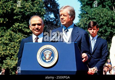 Der US-Präsident Jimmy Carter, Mitte, begrüßt in seiner Rede mit seiner First Lady Rosalynn Carter König Hussein I. von Jordanien, links, zu einem Staatsbesuch auf dem Südrasen des Weißen Hauses in Washington, DC am 17. Juni 1980. Rechts steht Prinz Faisal bin Hussein. Quelle: Benjamin E. „Gene“ Forte/CNP Stockfoto