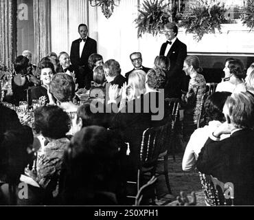 US-Präsident Jimmy Carter, rechts stehend, spricht am 15. November 1977 einen Anstoss auf Mohammad Reza Pahlavi, den Schah von Iran, im Sitzplatz, während eines Staatsessens zu Ehren der Shahs im State Dining Room des Weißen Hauses in Washington, D.C. an. Shah und Shahbanu besuchten Washington zu einem Staatsbesuch. Bei ihrem Besuch trafen Demonstranten, die auf den Straßen vor dem Weißen Haus kämpften und mehr als hundert Menschen verletzten. Quelle: Benjamin E. ‚Gene‘ Forte/CNP Stockfoto