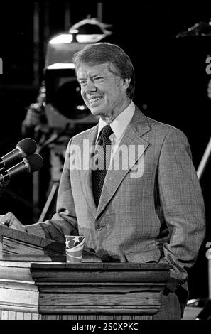 Der designierte US-Präsident Jimmy Carter hält am 3. November 1976 eine Pressekonferenz nach den Wahlen in Plains, Georgia ab. Quelle: Benjamin E. „Gene“ Forte/CNP Stockfoto