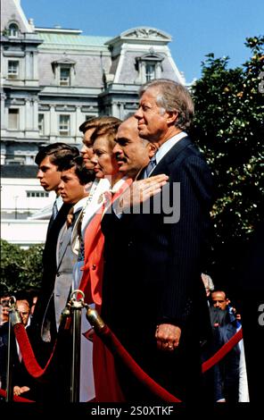 US-Präsident Jimmy Carter, rechts, König Hussein I. von Jordanien, zweite rechts, und First Lady Rosalynn Carter, dritte rechts, stehen auf der Bühne, als die Nationalhymne am 17. Juni 1980 während einer Ankunftszeremonie auf dem Südrasen des Weißen Hauses in Washington, DC, aufgeführt wird. Ebenfalls abgebildet sind die Söhne von König Hussein, Abdullah II. Bin Al-Hussein, zweite links und Prinz Faisal bin Hussein links. Kredit: Benjamin E. 'Gene' Forte/CNP/SIPA USA Kredit: SIPA USA/Alamy Live News Stockfoto