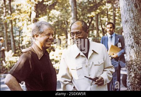 US-Präsident Jimmy Carter (links) und ägyptischer Präsident Anwar Sadat (rechts) scheinen entspannt auf die Gipfelgespräche mit Premierminister Menachem Begin of Israel im Camp David vorzubereiten, dem Präsidentenrückzug in der Nähe von Thurmont, Maryland am 6. September 1978.Credit: White House via CNP/SIPA USA Credit: SIPA USA/Alamy Live News Stockfoto