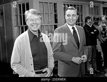 Der designierte US-Präsident Jimmy Carter, links, und der US-Vizepräsident Walter Mondale, rechts, treffen sich vor einer Pressekonferenz nach den Wahlen am 4. November 1976 in Plains, Georgia. Quelle: Benjamin E. 'Gene' Forte/CNP/Sipa USA Quelle: SIPA USA/Alamy Live News Stockfoto