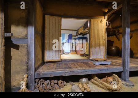 Blick auf ein typisches Dorfhaus mit einem Wachhund vor der Tür. Ein Diorama im Landwirtschaftsmuseum in Seoul, Südkorea. Stockfoto