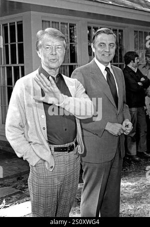 Der designierte US-Präsident Jimmy Carter, links, und der US-Vizepräsident Walter Mondale, rechts, treffen sich vor einer Pressekonferenz nach den Wahlen am 4. November 1976 in Plains, Georgia. Quelle: Benjamin E. 'Gene' Forte/CNP/Sipa USA Quelle: SIPA USA/Alamy Live News Stockfoto