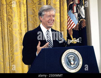 US-Präsident Jimmy Carter hält am 4. August 1980 eine Pressekonferenz im East Room des Weißen Hauses in Washington, DC ab. Der Präsident sprach über den Skandal um seinen Bruder Billy. Carter sagte, es gäbe keine unangemessene Handlung in den Aktivitäten seines Bruders und bestand darauf, dass weder er noch irgendein Mitglied seiner Regierung irgendwelche Gesetze brachen. Der Präsident sagte weiter, dass sein Bruder versucht habe, die amerikanischen Geiseln, die im Iran festgehalten werden, durch seine Beziehungen mit den Libyern zu befreien. Kredit: Benjamin E. 'Gene' Forte/CNP/SIPA USA Kredit: SIPA USA/Alamy Live News Stockfoto