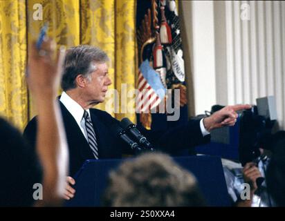 US-Präsident Jimmy Carter hält am 4. August 1980 eine Pressekonferenz im East Room des Weißen Hauses in Washington, DC ab. Der Präsident sprach über den Skandal um seinen Bruder Billy. Carter sagte, es gäbe keine unangemessene Handlung in den Aktivitäten seines Bruders und bestand darauf, dass weder er noch irgendein Mitglied seiner Regierung irgendwelche Gesetze brachen. Der Präsident sagte weiter, dass sein Bruder versucht habe, die amerikanischen Geiseln, die im Iran festgehalten werden, durch seine Beziehungen mit den Libyern zu befreien. Kredit: Benjamin E. 'Gene' Forte/CNP/SIPA USA Kredit: SIPA USA/Alamy Live News Stockfoto
