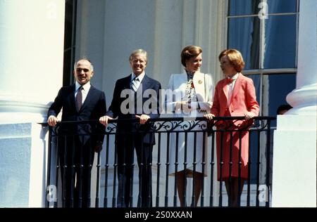 Der US-Präsident Jimmy Carter, links in der Mitte, und König Hussein I. von Jordanien, links, erscheinen auf dem Blue Room Balcony am 17. Juni 1980 auf dem Südrasen des Weißen Hauses in Washington, DC. In der Mitte rechts ist Queen Noor al-Hussein von Jordanien und rechts First Lady Rosalynn CarterCredit: Benjamin E. 'Gene' Forte/CNP/SIPA USA Credit: SIPA USA/Alamy Live News Stockfoto