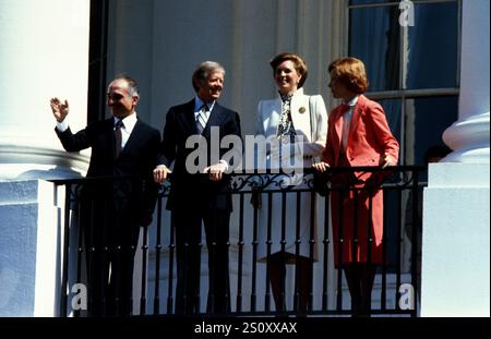 Der US-Präsident Jimmy Carter, links in der Mitte, und König Hussein I. von Jordanien, links, erscheinen auf dem Blue Room Balcony am 17. Juni 1980 auf dem Südrasen des Weißen Hauses in Washington, DC. In der Mitte rechts ist Queen Noor al-Hussein von Jordanien und rechts First Lady Rosalynn CarterCredit: Benjamin E. 'Gene' Forte/CNP/SIPA USA Credit: SIPA USA/Alamy Live News Stockfoto