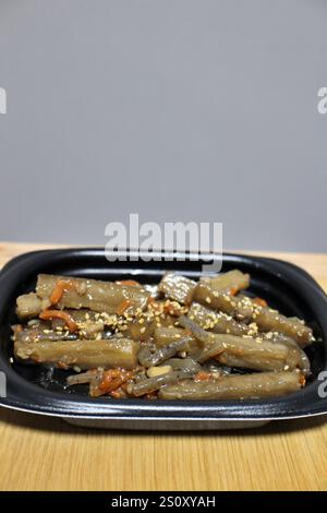 Klettenkinpira (gebratenes und gekochtes Wurzelgemüse), die in einem Supermarkt in Tokio, Japan, gekauft wurde Stockfoto