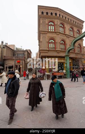 Kashgar, Xinjiang, China. Dezember 2024. Der alte Markt in Kashgar, Xinjiang, ist ein pulsierendes Zentrum von kultureller und historischer Bedeutung. Der Markt ist bekannt für sein traditionelles Kunsthandwerk, Gewürze und Textilien und bietet einen Einblick in das reiche Erbe der Uiguren und die vielfältigen Einflüsse der Seidenstraße. L'ancien marché de Kashgar, dans le Xinjiang, EST un Centre vivant de Culture et d'histoire. Réputé pour ses artisanats traditionnels, ses épices et ses textiles, ce marché offre un apercu du riche patrimoine du peuple ouÃ¯ghour et des Inputs variées de la Route de la Soie. ( Stockfoto