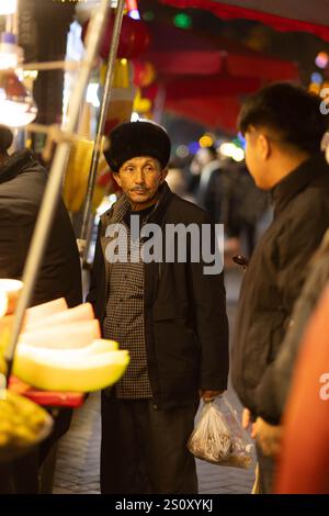 Kashgar, Xinjiang, China. Dezember 2024. Der alte Markt in Kashgar, Xinjiang, ist ein pulsierendes Zentrum von kultureller und historischer Bedeutung. Der Markt ist bekannt für sein traditionelles Kunsthandwerk, Gewürze und Textilien und bietet einen Einblick in das reiche Erbe der Uiguren und die vielfältigen Einflüsse der Seidenstraße. L'ancien marché de Kashgar, dans le Xinjiang, EST un Centre vivant de Culture et d'histoire. Réputé pour ses artisanats traditionnels, ses épices et ses textiles, ce marché offre un apercu du riche patrimoine du peuple ouÃ¯ghour et des Inputs variées de la Route de la Soie. ( Stockfoto