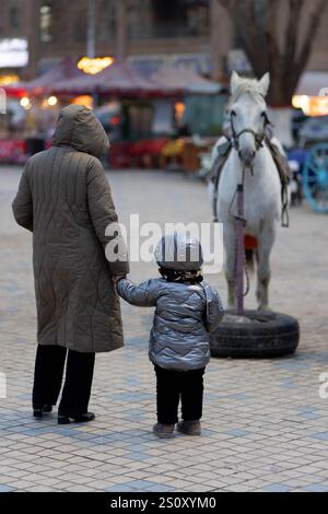 Kashgar, Xinjiang, China. Dezember 2024. Der alte Markt in Kashgar, Xinjiang, ist ein pulsierendes Zentrum von kultureller und historischer Bedeutung. Der Markt ist bekannt für sein traditionelles Kunsthandwerk, Gewürze und Textilien und bietet einen Einblick in das reiche Erbe der Uiguren und die vielfältigen Einflüsse der Seidenstraße. L'ancien marché de Kashgar, dans le Xinjiang, EST un Centre vivant de Culture et d'histoire. Réputé pour ses artisanats traditionnels, ses épices et ses textiles, ce marché offre un apercu du riche patrimoine du peuple ouÃ¯ghour et des Inputs variées de la Route de la Soie. ( Stockfoto