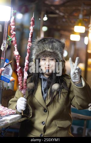 Kashgar, Xinjiang, China. Dezember 2024. Der alte Markt in Kashgar, Xinjiang, ist ein pulsierendes Zentrum von kultureller und historischer Bedeutung. Der Markt ist bekannt für sein traditionelles Kunsthandwerk, Gewürze und Textilien und bietet einen Einblick in das reiche Erbe der Uiguren und die vielfältigen Einflüsse der Seidenstraße. L'ancien marché de Kashgar, dans le Xinjiang, EST un Centre vivant de Culture et d'histoire. Réputé pour ses artisanats traditionnels, ses épices et ses textiles, ce marché offre un apercu du riche patrimoine du peuple ouÃ¯ghour et des Inputs variées de la Route de la Soie. ( Stockfoto