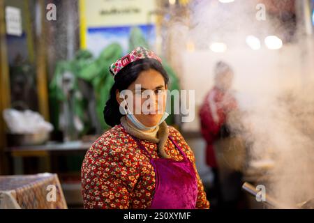 Kashgar, Xinjiang, China. Dezember 2024. Der alte Markt in Kashgar, Xinjiang, ist ein pulsierendes Zentrum von kultureller und historischer Bedeutung. Der Markt ist bekannt für sein traditionelles Kunsthandwerk, Gewürze und Textilien und bietet einen Einblick in das reiche Erbe der Uiguren und die vielfältigen Einflüsse der Seidenstraße. L'ancien marché de Kashgar, dans le Xinjiang, EST un Centre vivant de Culture et d'histoire. Réputé pour ses artisanats traditionnels, ses épices et ses textiles, ce marché offre un apercu du riche patrimoine du peuple ouÃ¯ghour et des Inputs variées de la Route de la Soie. ( Stockfoto