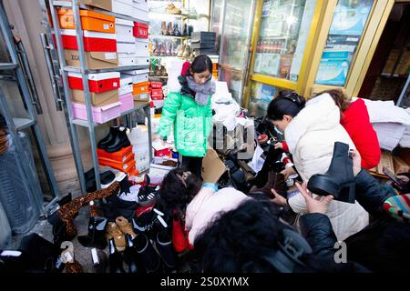 Kashgar, Xinjiang, China. Dezember 2024. Der alte Markt in Kashgar, Xinjiang, ist ein pulsierendes Zentrum von kultureller und historischer Bedeutung. Der Markt ist bekannt für sein traditionelles Kunsthandwerk, Gewürze und Textilien und bietet einen Einblick in das reiche Erbe der Uiguren und die vielfältigen Einflüsse der Seidenstraße. L'ancien marché de Kashgar, dans le Xinjiang, EST un Centre vivant de Culture et d'histoire. Réputé pour ses artisanats traditionnels, ses épices et ses textiles, ce marché offre un apercu du riche patrimoine du peuple ouÃ¯ghour et des Inputs variées de la Route de la Soie. ( Stockfoto