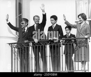 US-Präsident Jimmy Carter, zweiter links, und König Hassan II. Von Marokko, links, begleitet von First Lady Rosalynn Carter, rechts, und die zwei Söhne des Königs winken vom Blue Room Balcony nach der Ankunft des Staates auf dem Südrasen des Weißen Hauses in Washington, DC am 14. November 1978. Foto: Benjamin E. „Gene“ Forte/CNP/ABACAPRESS. COM Credit: Abaca Press/Alamy Live News Stockfoto