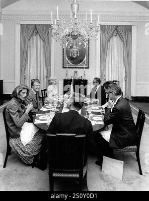 Beim Abendessen im Speisesaal des Weißen Hauses in Washington, DC, von links nach rechts: Frau Nancy Kissinger, US-Präsident Jimmy Carter, Frau Grace S. Vance, ehemaliger US-Außenminister Dr. Henry A. Kissinger, First Lady Rosalynn Carter, US-Außenminister Cyrus R. Vance und nationaler Sicherheitsberater Dr. Zbigniew K. Brzezinski am 18. März 1977. Foto vom Weißen Haus über CNP/ABACAPRESS. KOM Stockfoto