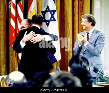 Washington, Usa. März 2007. US-Präsident Jimmy Carter, rechts, applaudiert als Präsident Anwar Sadat von Ägypten, Mitte und Premierminister Menahem Begin of Israel, links, Umarmung während der Unterzeichnungszeremonie für das Camp David Accords im östlichen Raum des Weißen Hauses am 17. September 1978.Foto: Arnie Sachs/CNP/ABACAPRESS. COM Credit: Abaca Press/Alamy Live News Stockfoto