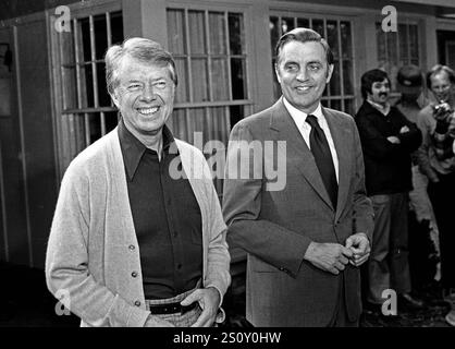 Der designierte US-Präsident Jimmy Carter (links) und der US-Vizepräsident Walter Mondale (rechts) treffen sich in Plains (Georgia) vor einer Pressekonferenz nach den Wahlen am 4. November 1976. Foto: Benjamin E. „Gene“ Forte/CNP/ABACAPRESS. COM Credit: Abaca Press/Alamy Live News Stockfoto