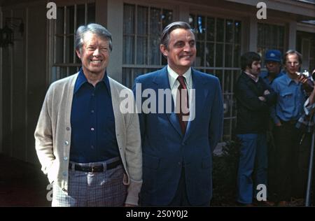 Der designierte US-Präsident Jimmy Carter (links) und der US-Vizepräsident Walter Mondale (rechts) treffen sich in Plains (Georgia) vor einer Pressekonferenz nach den Wahlen am 4. November 1976. Foto: Benjamin E. „Gene“ Forte/CNP/ABACAPRESS. COM Credit: Abaca Press/Alamy Live News Stockfoto