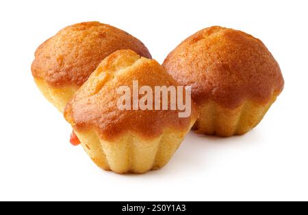 Köstliche frisch gebackene Muffins, ordentlich auf einer weißen Oberfläche in einer hellen Kücheneinrichtung angeordnet Stockfoto