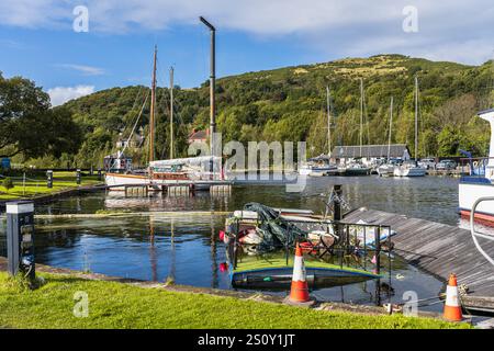 Bowling, West Dunbartonshire, Schottland, Großbritannien - 18. September 2023: Ein versunkenes Boot an einem beschädigten Pier Stockfoto