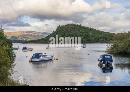 Aldochlay, Argyll and Bute, Schottland, Großbritannien - 18. September 2023: Blick auf einige Boote in der Nähe des Ufers von Loch Lomond Stockfoto