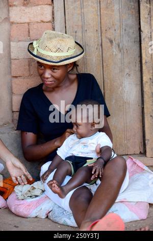 Eine madagassische Frau mit ihrem Baby. Foto aufgenommen in der Region Ambohimanga im Zentrum Madagaskars. Stockfoto