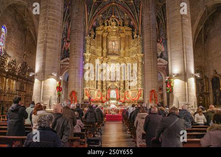 Logrono, Spanien - 29. Dezember 2024: Heilige Messe in der Co-Kathedrale Santa Maria de la Redonda, Logrono, La Rioja, Spanien Stockfoto