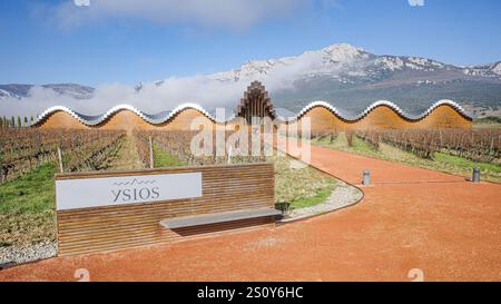 LaGuardia, Spanien - 28. Dezember 2024: Weingut Bodegas Ysios, entworfen vom Architekten Santiago Calatrava. Rioja Alavesa, Spanien Stockfoto