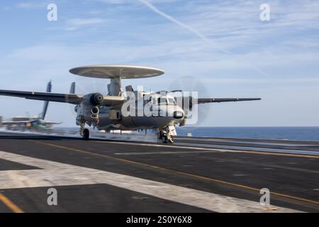 241227-N-SW048-2191 ZENTRALKOMMANDO der Vereinigten Staaten (27. Dezember 2024) ein E-2D Hawkeye, das der Luftleitungs- und Kontrollgeschwader (VA Stockfoto