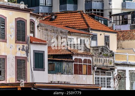 Eine bezaubernde Darstellung eines Stadtgebietes mit verwitterten Gebäuden mit roten Ziegeldächern, die architektonische Details und Charakter zeigen. Stockfoto