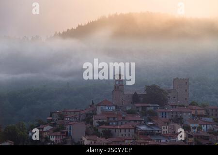 Wolken und Nebel über der Altstadt von Vernet-les-Bains vor den Bergen der französischen Pyrenäen bei Sonnenaufgang, Okzitanien, Frankreich Stockfoto