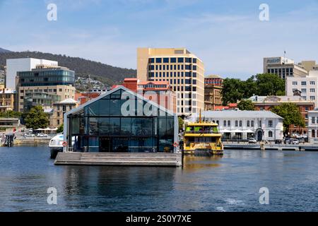 Hobart Waterfront Tasmania, Hobart City Centre mit Brooke Street Pier auf der linken Seite und MONA Roma Fähre, Tasmania, Australien, 2024 Stockfoto