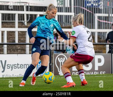 London City Lionesses gegen West Ham Utd Women im Subway League Cup, November 2024 in der Hayes Lane, Heimstadion des Bromley FC, London. UK. Stockfoto