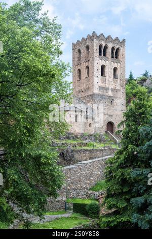 Turm der Klosterkirche Saint Martin du Canigou in den französischen Pyrenäen, Roussillion, Frankreich Stockfoto