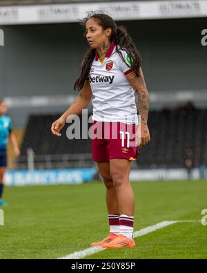 London City Lionesses gegen West Ham Utd Women im Subway League Cup, November 2024 in der Hayes Lane, Heimstadion des Bromley FC, London. UK. Stockfoto