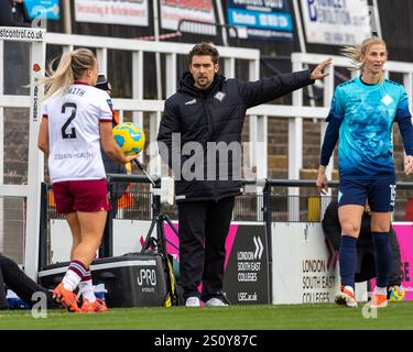 London City Lionesses gegen West Ham Utd Women im Subway League Cup, November 2024 in der Hayes Lane, Heimstadion des Bromley FC, London. UK. Stockfoto